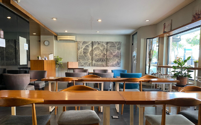 WORK SPACE IN A COFFEE SHOP